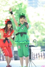 有安の自己紹介中に紙コップを付けようとたくらむ百田夏菜子。