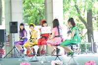 ラジオ番組だというのになぜか声を発せずフリップで会話をしようとする百田夏菜子。