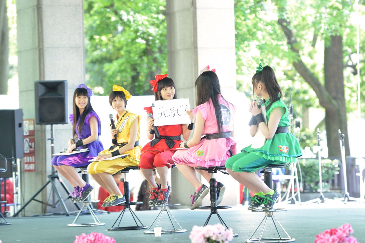 ラジオ番組だというのになぜか声を発せずフリップで会話をしようとする百田夏菜子。