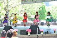 「佐々木彩夏が今いちばんかわいいと思っているものは？」という問題に対して一斉に掲げたメンバーの回答。