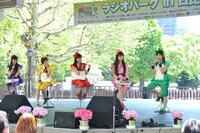 ニッポン放送「ラジオパーク in 日比谷 2013 ～緑と、家族と、音楽と～」での「ももいろクローバーZ ももクロくらぶxoxo」公開収録イベントの様子。