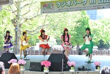ニッポン放送「ラジオパーク in 日比谷 2013 ～緑と、家族と、音楽と～」での「ももいろクローバーZ ももクロくらぶxoxo」公開収録イベントの様子。