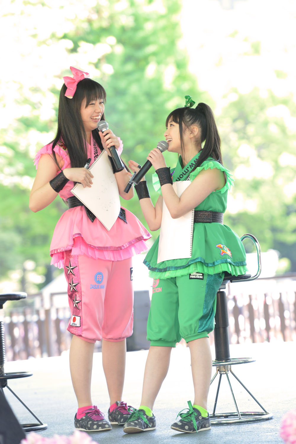 佐々木彩夏（写真左）と有安杏果（右）。
