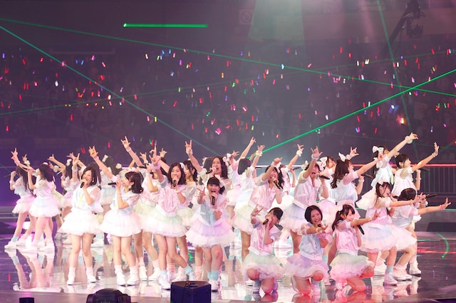「お願いヴァレンティヌ」を披露するHKT48。 (C)AKS