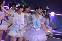 「お願いヴァレンティヌ」を披露するHKT48。 (C)AKS