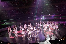 「お願いヴァレンティヌ」を披露するHKT48。 (C)AKS
