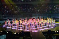「HKT48」を披露するHKT48。 (C)AKS
