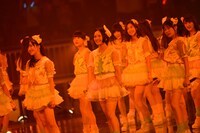 「HKT48」を披露するHKT48。 (C)AKS