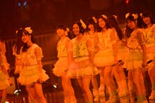 「HKT48」を披露するHKT48。 (C)AKS
