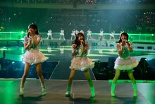 「HKT48」を披露するHKT48。 (C)AKS
