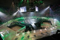 センターステージを用いたHKT48日本武道館公演の様子。 (C)AKS