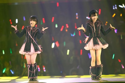 「となりのバナナ」を披露する朝長美桜、田島芽瑠（左から）。 (C)AKS