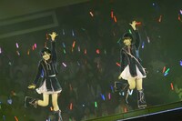 「となりのバナナ」を披露する田島芽瑠、朝長美桜（左から）。 (C)AKS