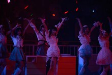 「タンスのゲン」を披露するHKT48。 (C)AKS