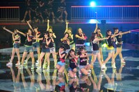 「大声ダイヤモンド」を披露するHKT48。 (C)AKS