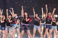 「大声ダイヤモンド」を披露するHKT48。 (C)AKS