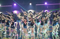 「スキ！スキ！スキップ！」を披露するHKT48。 (C)AKS