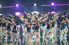 「スキ！スキ！スキップ！」を披露するHKT48。 (C)AKS