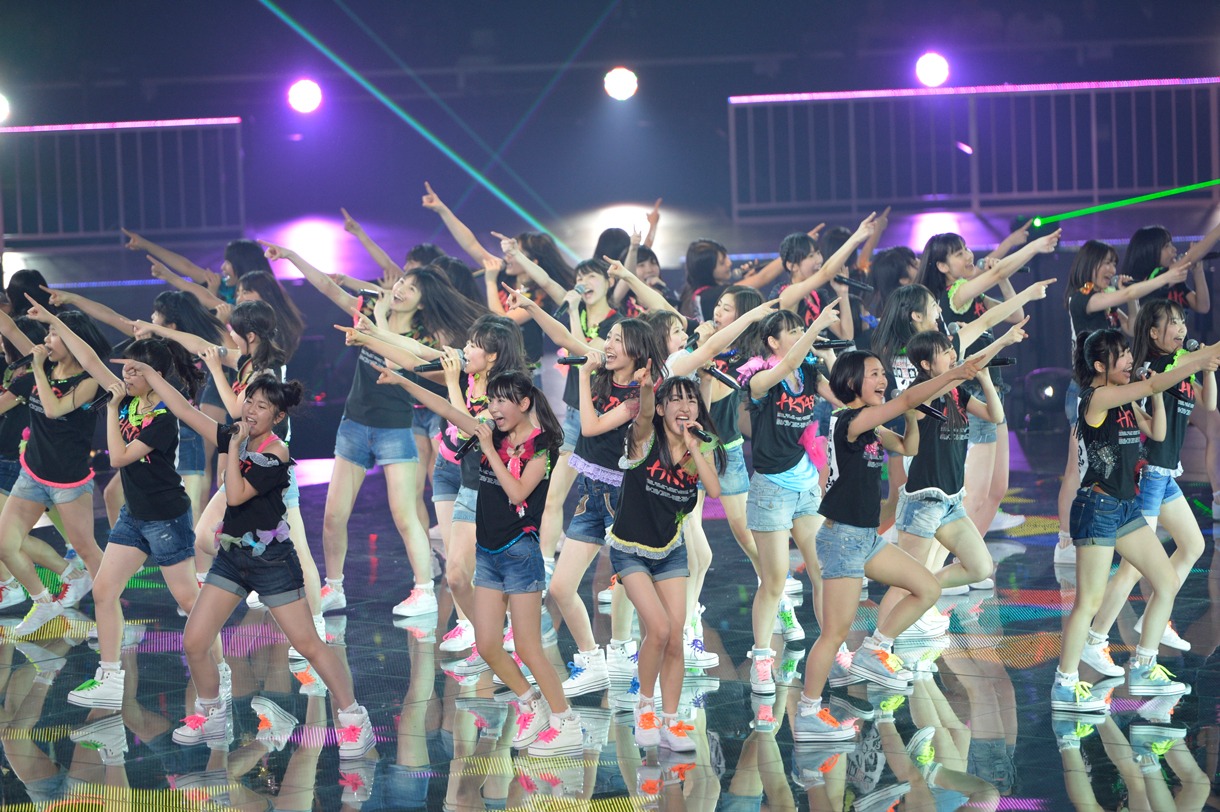 「スキ！スキ！スキップ！」を披露するHKT48。 (C)AKS