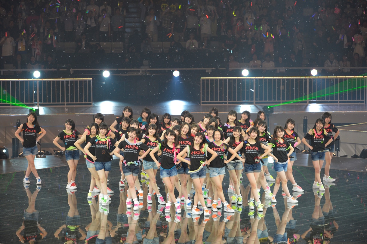 「スキ！スキ！スキップ！」を披露するHKT48。 (C)AKS