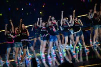 「スキ！スキ！スキップ！」を披露するHKT48。 (C)AKS