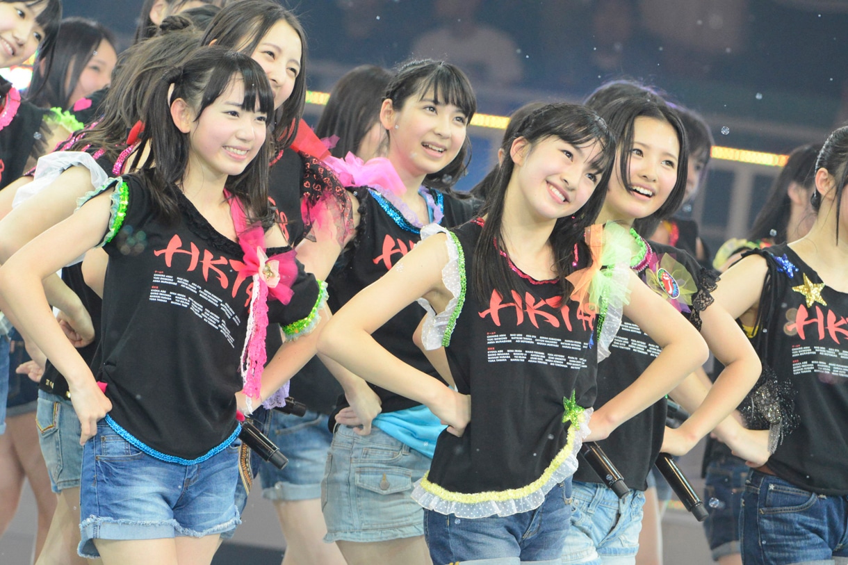 「スキ！スキ！スキップ！」を披露するHKT48。 (C)AKS