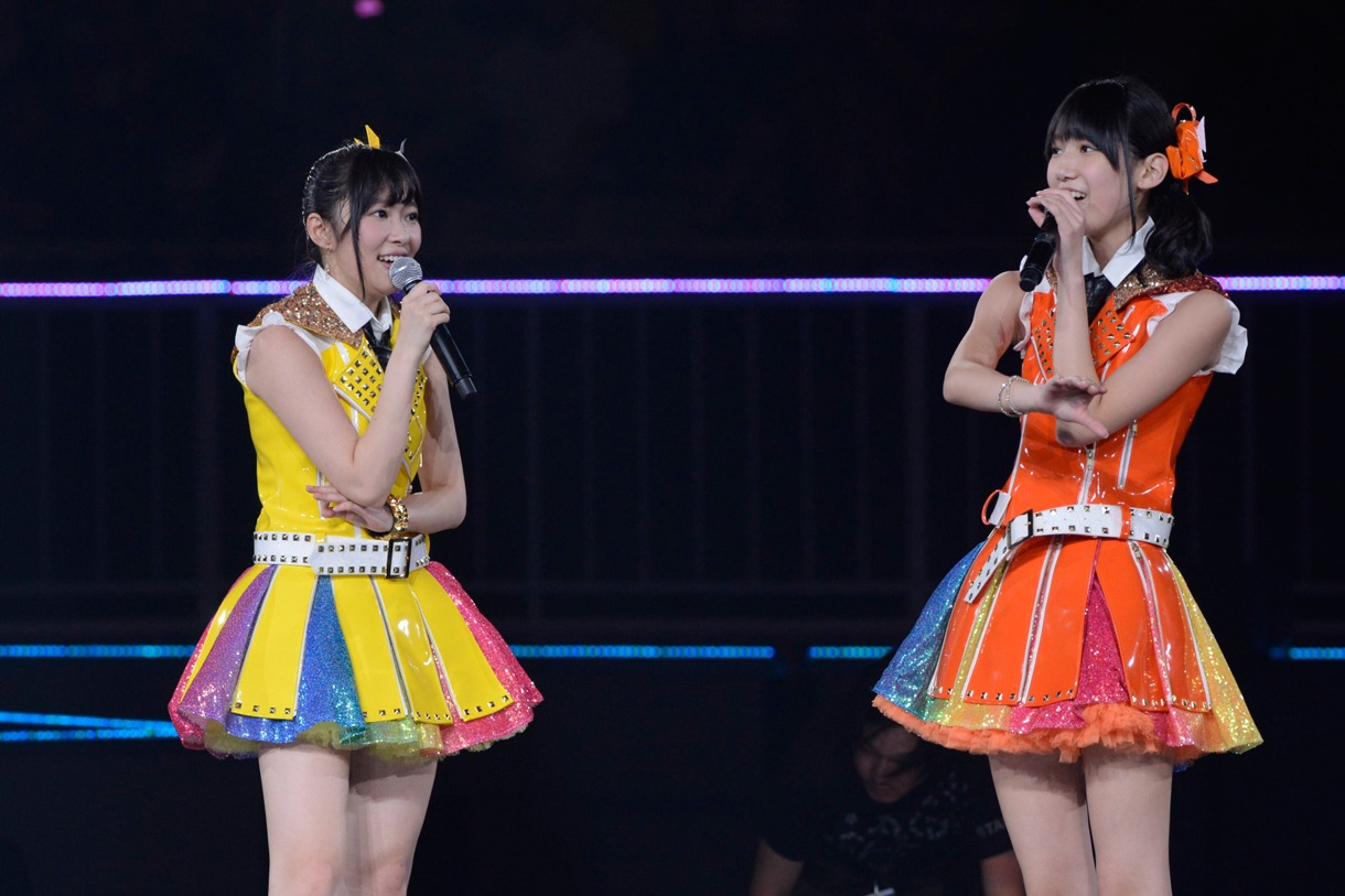 指原莉乃、田中菜津美（左から） (C)AKS