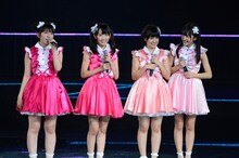 多田愛佳、宮脇咲良、朝長美桜、田島芽瑠（左から） (C)AKS