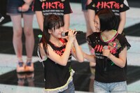 田島芽瑠、兒玉遥（左から）  (C)AKS