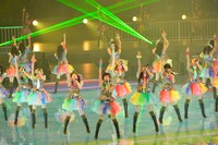 「青春のラップタイム」を披露するNMB48。 (C)AKS