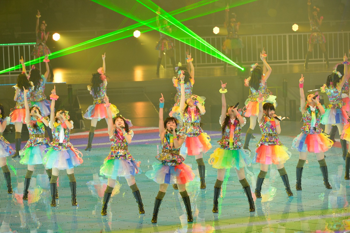 「青春のラップタイム」を披露するNMB48。 (C)AKS