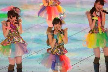 「青春のラップタイム」を披露するNMB48。 (C)AKS