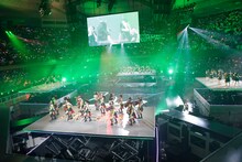 「絶滅黒髪少女」を披露するNMB48。 (C)AKS