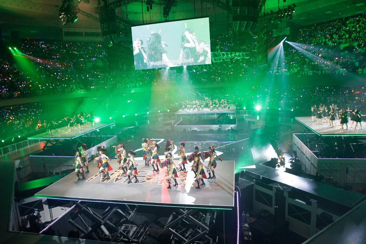 「絶滅黒髪少女」を披露するNMB48。 (C)AKS
