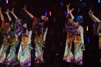 「絶滅黒髪少女」を披露するNMB48。 (C)AKS