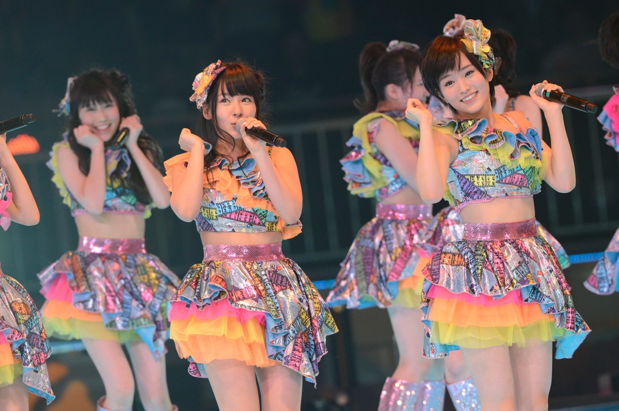 「ナギイチ」を披露するNMB48。 (C)AKS