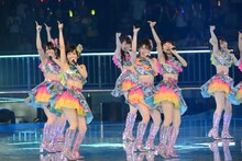 「ナギイチ」を披露するNMB48。 (C)AKS