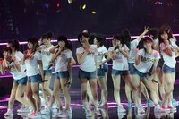 「届かなそうで届くもの」を披露するNMB48。 (C)AKS