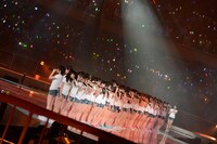 「僕は待ってる」を披露するNMB48。 (C)AKS