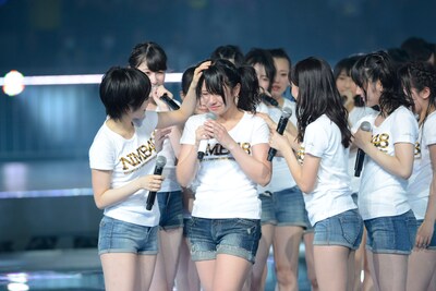 涙を流しながらファンに挨拶をする福本愛菜（中央）。 (C)AKS