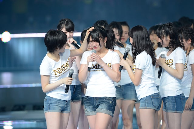 涙を流しながらファンに挨拶をする福本愛菜（中央）。 (C)AKS