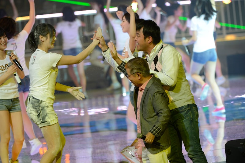 粉まみれの福本愛菜(左)。 (C)AKS