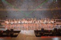 「オーマイガー！」を披露するNMB48。 (C)AKS