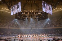 「オーマイガー！」を披露するNMB48。 (C)AKS