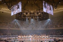 「オーマイガー！」を披露するNMB48。 (C)AKS