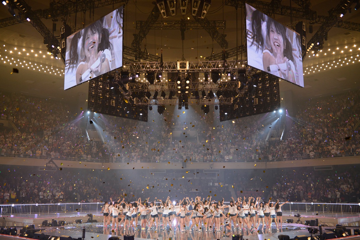 「オーマイガー！」を披露するNMB48。 (C)AKS