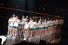 「僕は待ってる」を披露するNMB48。 (C)AKS