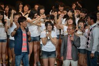 応援に駆けつけた吉本芸人と話す福本愛菜（中央）。 (C)AKS