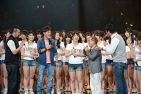 応援に駆けつけた吉本芸人と話す福本愛菜（中央）。 (C)AKS