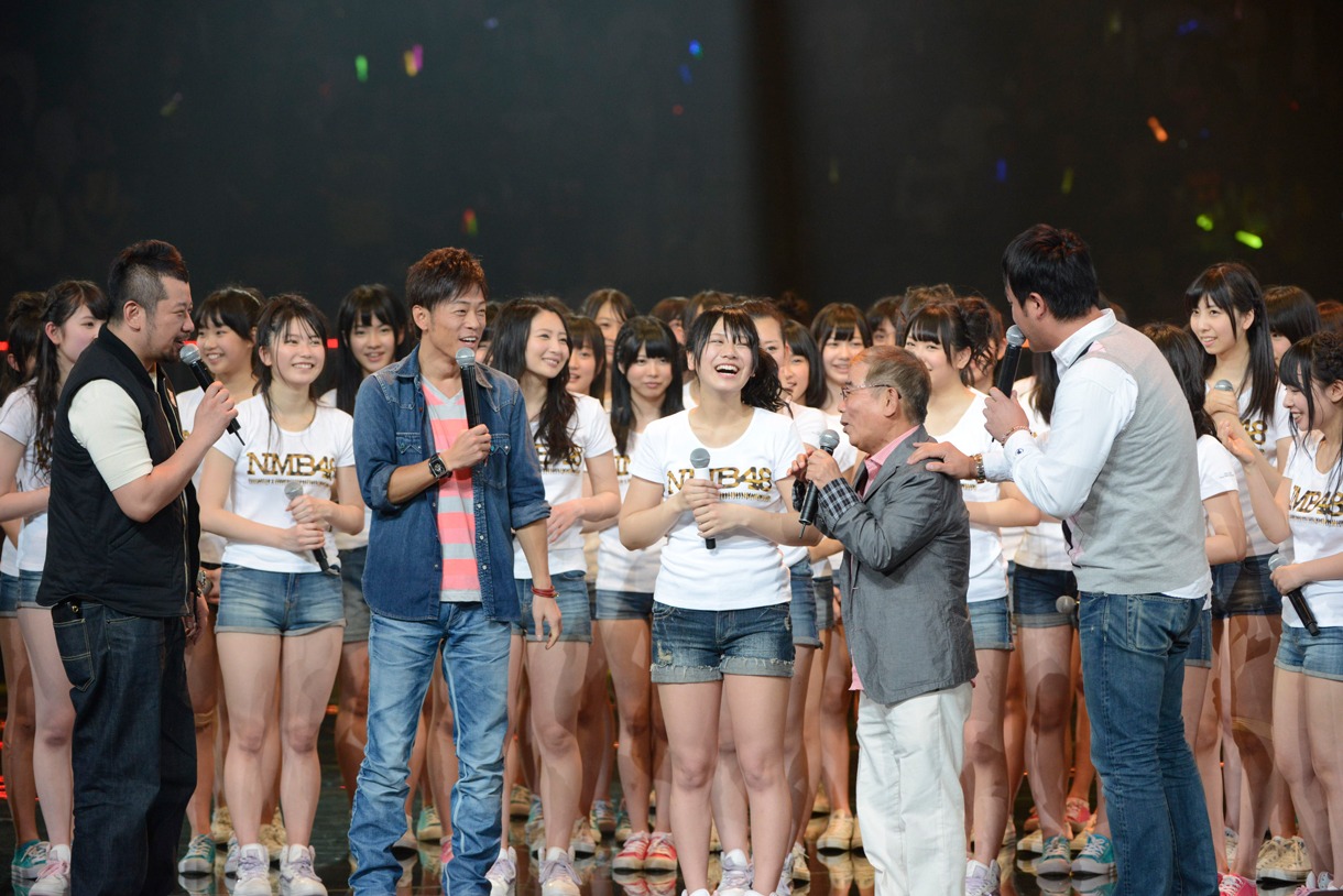 応援に駆けつけた吉本芸人と話す福本愛菜（中央）。 (C)AKS